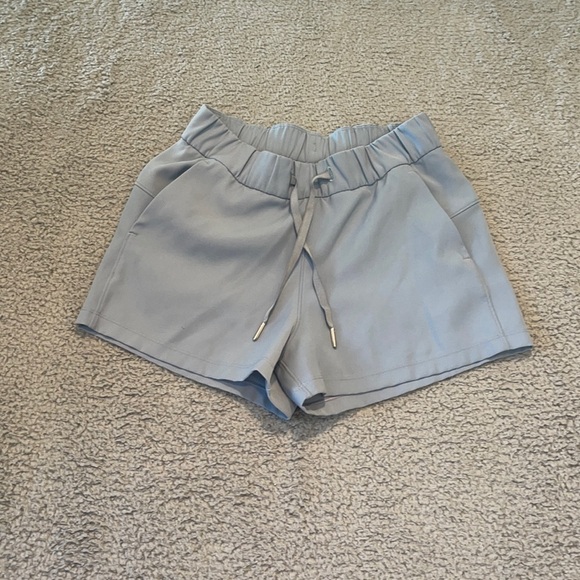 Lululemon On The Fly Short *Woven *2.5" color gray size 4 - Picture 1 of 5
